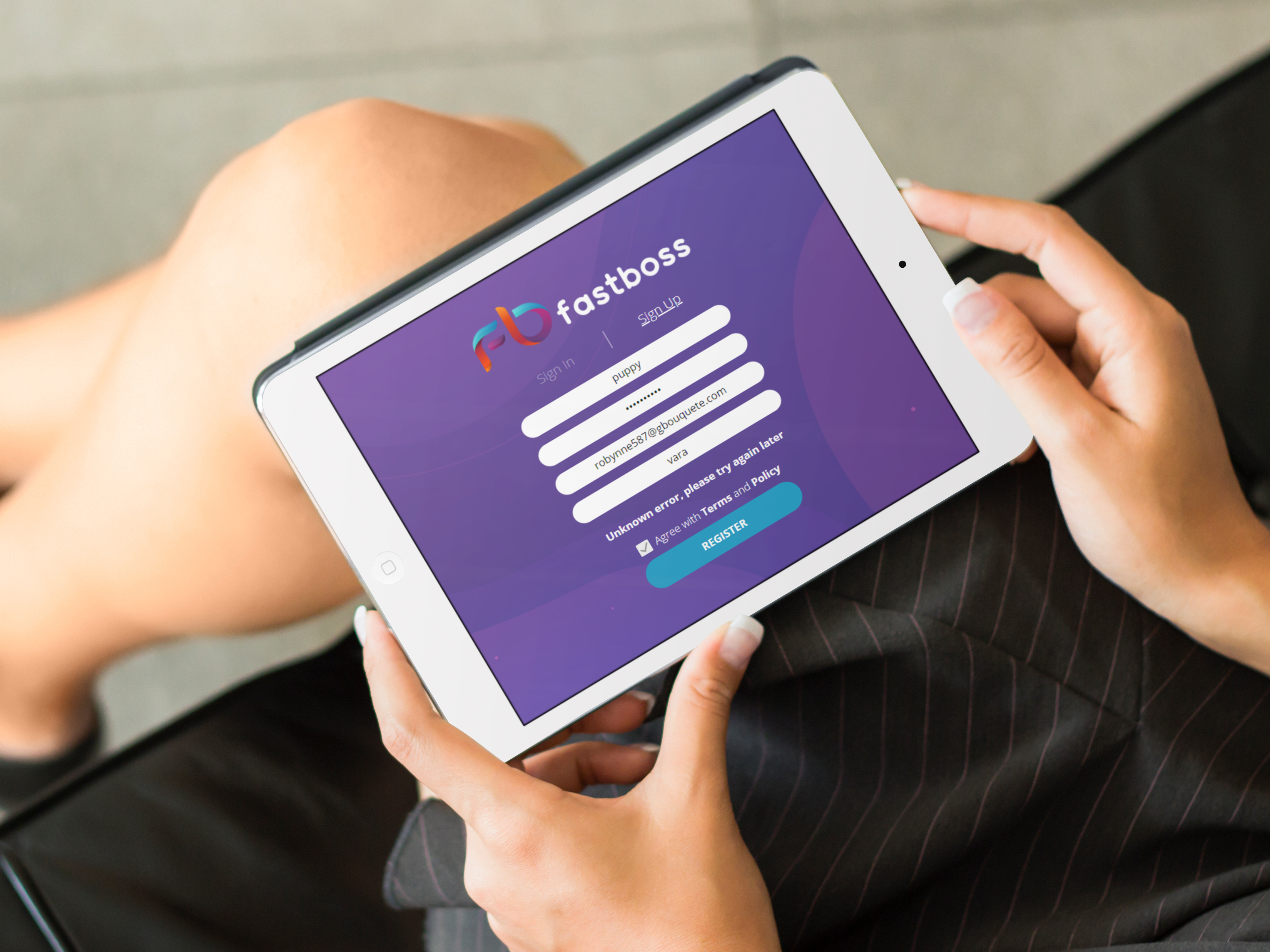 ipad-mini-mockup-template-featuring-a-businesswoman